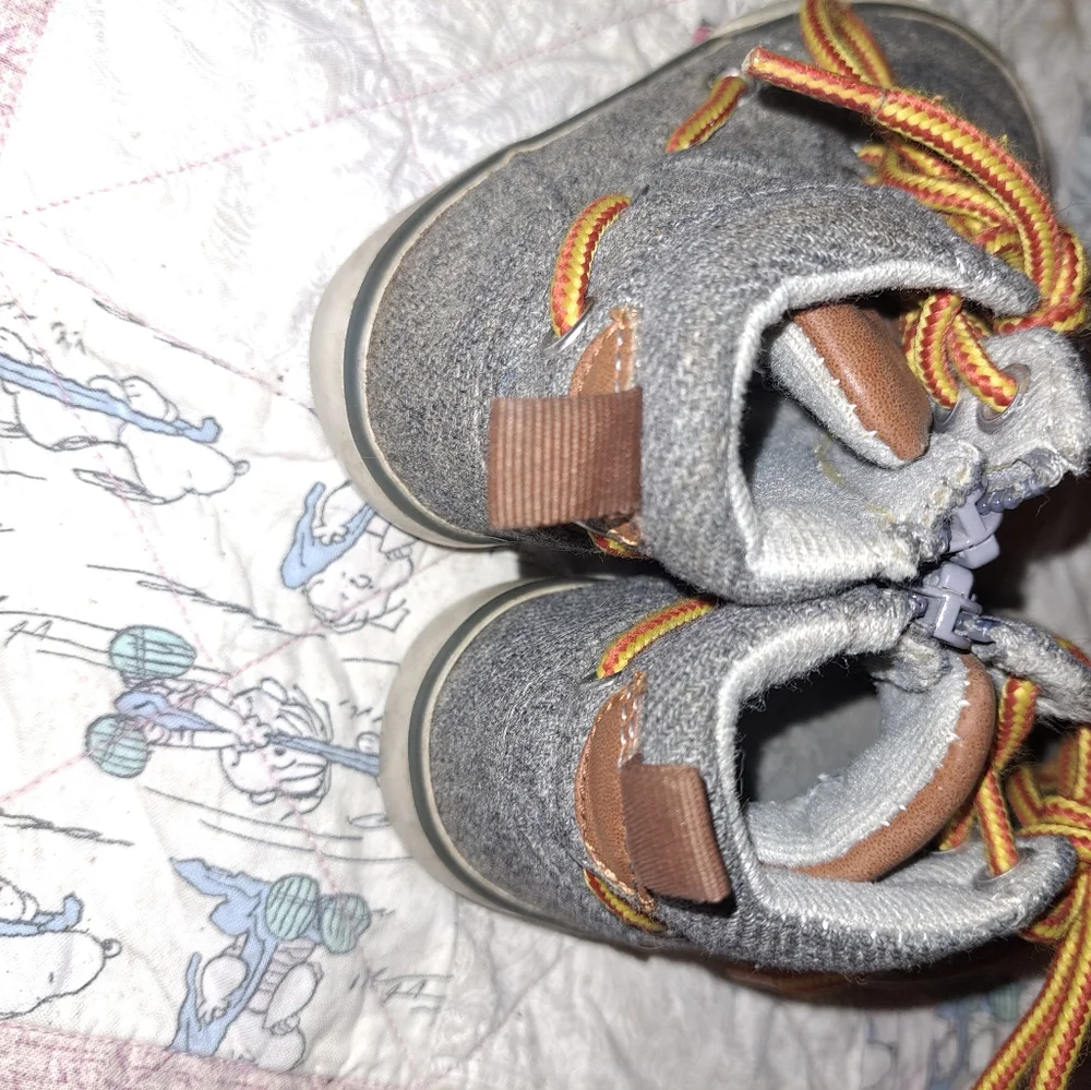 Gap baby shoes size 5🐕🐶